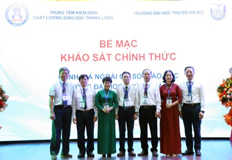 Đoàn chuyên gia đánh giá ngoài, đại diện Trung tâm CEA Thăng Long và đại diện Trường Đại học Thủ đô Hà Nội chụp ảnh lưu niệm tại Lễ bế mạc.